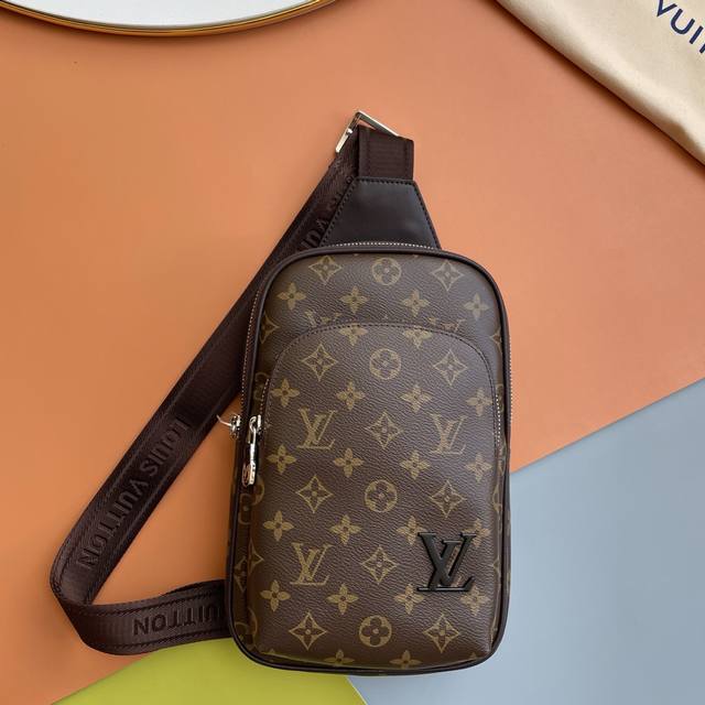 新款路易威登Lv胸包 进口台湾料配进口牛皮，顶级男士高端，原版皮。名师设计，资深裁缝手感超赞上身效果极佳设计理念独特，献给绅士的你，实物拍摄．触摸可及的效果[微