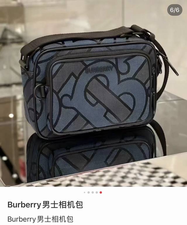 爆款来袭，精致斜背包选用由再生聚酯纤维和棉质纱线制成的面料打造，装饰专属标识图案提花，搭配品牌徽标。可斜背，或使用可调式标志性条纹网纹尼龙背带携带。 尺寸：22