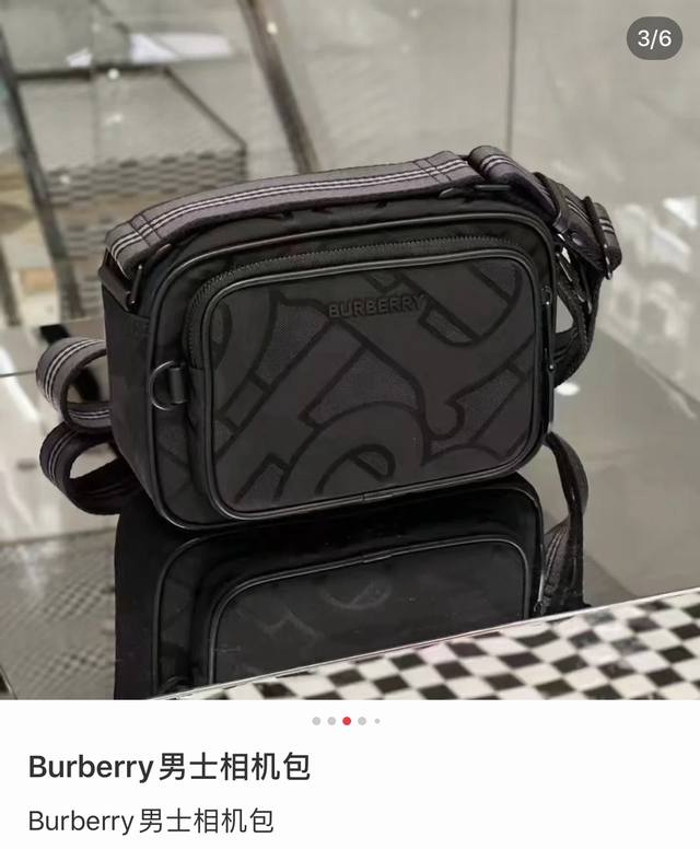 爆款来袭，精致斜背包选用由再生聚酯纤维和棉质纱线制成的面料打造，装饰专属标识图案提花，搭配品牌徽标。可斜背，或使用可调式标志性条纹网纹尼龙背带携带。 尺寸：22