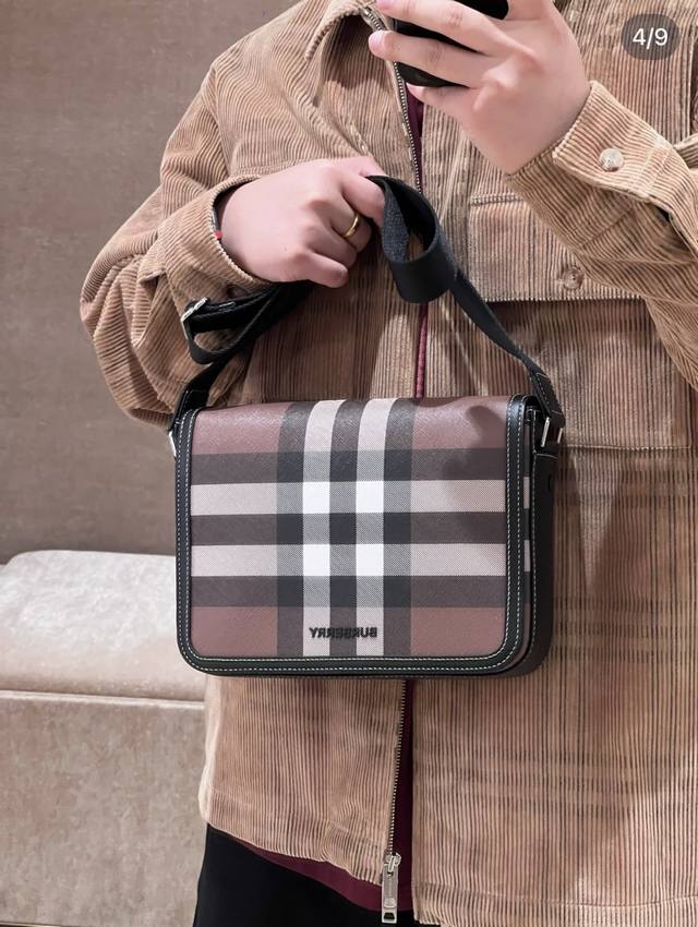 B家顶级原单 精致立挺设计，装饰 Burberry 格纹，搭配皮革边饰和品牌徽标。 25.5 X 6.5 X 21.5Cm 型号： 80697921 外层：75