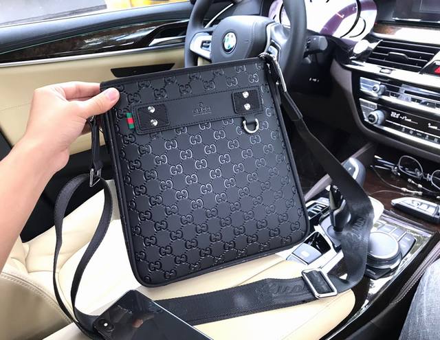 型号：33086～斜挎包黑色 古奇 Gucci 男士休闲系列挺阔流畅大方的楦型设计，以精湛缝线勾勒休闲的雅致情怀、描写男人自信的轮廓！看似简约的一款、实际做工相