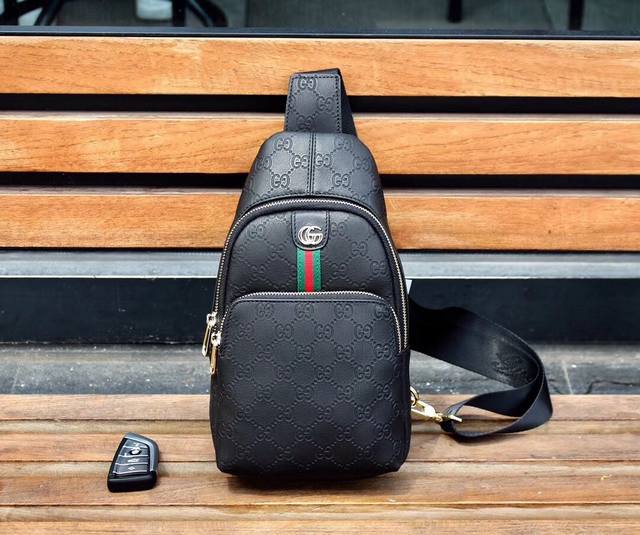 型号：33230-2#Black 原单货 进口五金配手腕扣 专柜原单，男包胸包爆款 专柜同步，原版进囗头层牛皮，高端麦！ 意大利原版牛皮，欢迎对比高雅的造型，秉