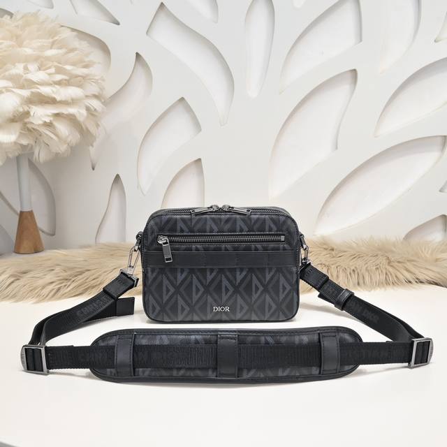 Dior-迪奥专柜最新款信使包 斜挎包 单肩包官网同步 D707 原单品质 采用迪奥黑Cd Diamond 图案帆布精心制作 拉链隔层和正面口袋可收纳各种日常用