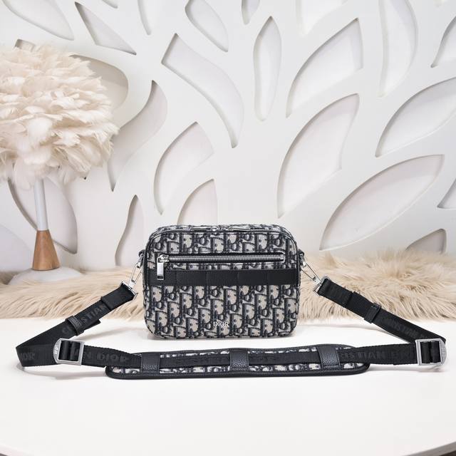 Dior-迪奥专柜最新款信使包 斜挎包 单肩包官网同步 原单品质 采用米色和黑色Oblique 印花面料精心制作 饰以黑色粒面牛皮革细节 拉链隔层和正面口袋可收