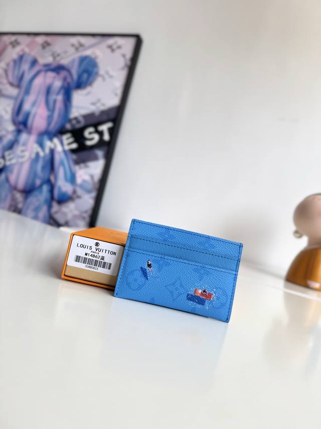 海外原单M14862蓝色独家实拍！本款 Double 卡夹出自父亲节系列，为 Colored Monogram 帆布融入袖珍运动场景印花，以牛皮革内衬完善经典格