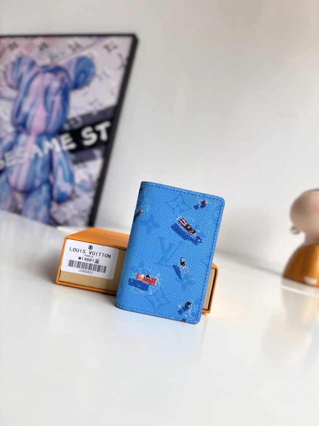 海外原单M14881蓝色独家实拍！本款口袋钱夹取材 Colored Monogram 帆布，将写实风格的运动员图案和剪影化作袖珍运动场景印花，与经典 Monog