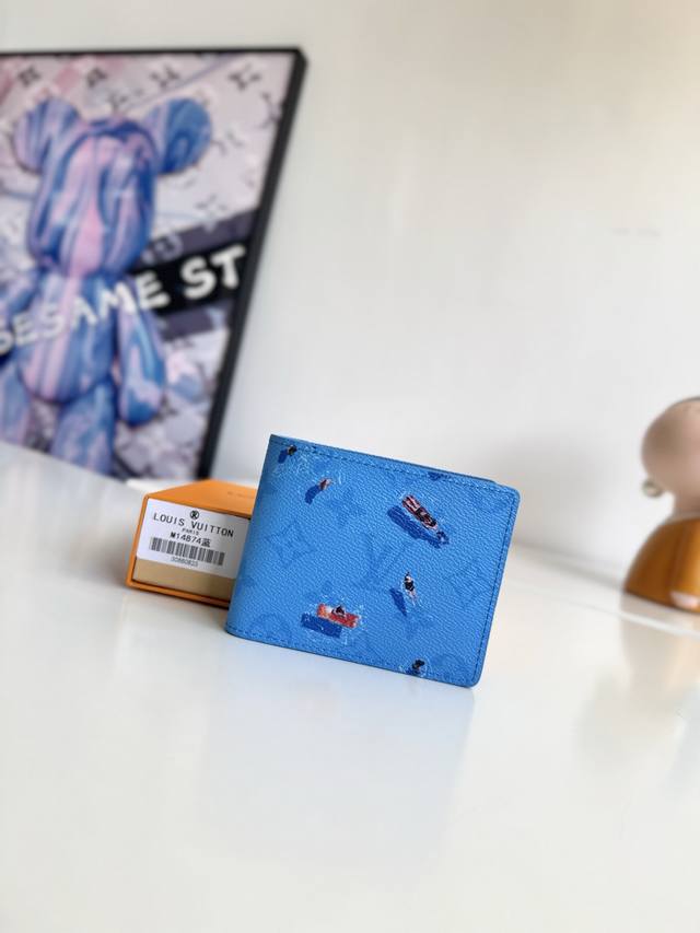 海外原单M14874蓝色独家实拍！本款 Slender 钱夹出自父亲节系列，以 Colored Monogram 帆布呈现浅淡 Monogram 图案，再借袖珍