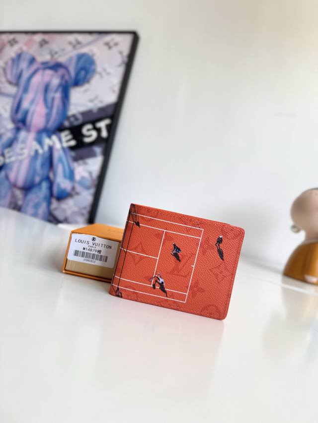 海外原单M14879橙色独家实拍！本款 Slender 钱夹出自父亲节系列，以 Colored Monogram 帆布呈现浅淡 Monogram 图案，再借袖珍