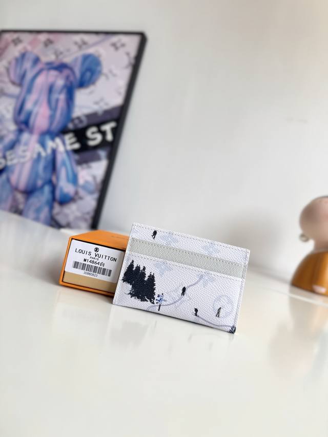 海外原单M14864白色独家实拍！本款 Double 卡夹出自父亲节系列，为 Colored Monogram 帆布融入袖珍运动场景印花，以牛皮革内衬完善经典格