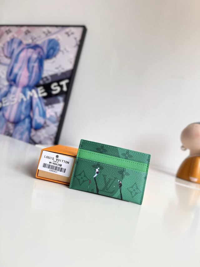 海外原单M14863绿色独家实拍！本款 Double 卡夹出自父亲节系列，为 Colored Monogram 帆布融入袖珍运动场景印花，以牛皮革内衬完善经典格