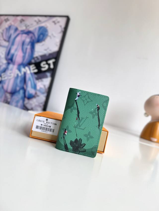 海外原单M14880绿色独家实拍！本款口袋钱夹取材 Colored Monogram 帆布，将写实风格的运动员图案和剪影化作袖珍运动场景印花，与经典 Monog