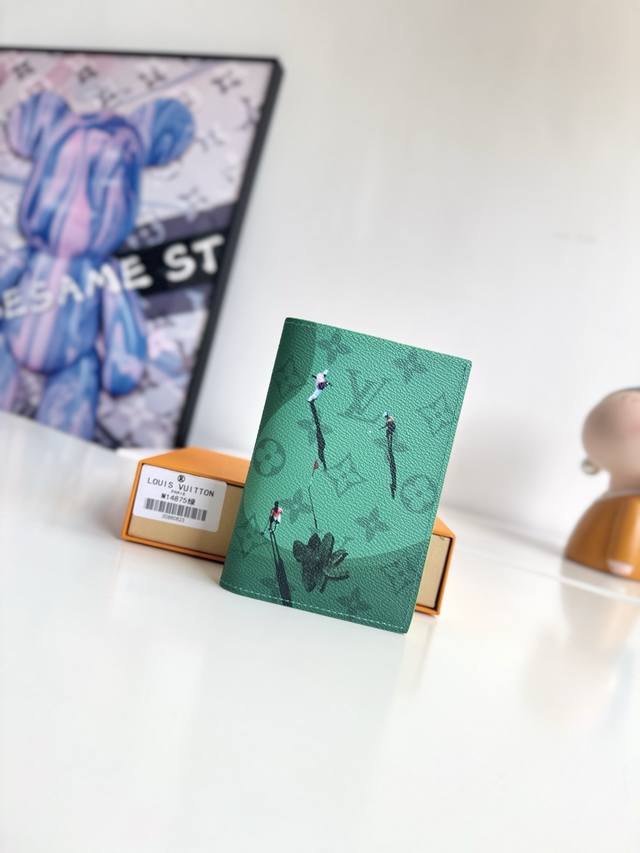 海外原单M14875绿色独家实拍！本款护照套取材 Colored Monogram 帆布，于含蓄 Monogram 背景之上匠心描绘袖珍运动场景，再借卡片夹层和