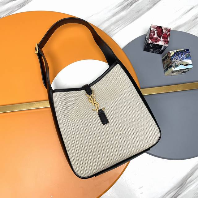 原单 黑色配棉麻金扣 爆款Hobo来袭优雅+随性 风格百搭 轻巧又充满时尚感,搭配简单大气的Ysl五金配件,简单不失精致!包身采用帆布材质,柔软又有型 尺寸:2 原单 黑色配棉麻金扣 爆款Hobo来袭优雅+随性 风格百搭 轻巧又充满时尚感,搭配简单大气的Ysl五金配件,简单不失精致!包身采用帆布材质,柔软又有型 尺寸:2