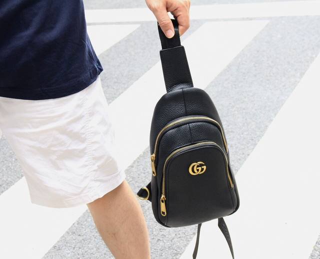 断货王 G家中古款 胸包 本款采用 原厂荔枝纹头层牛皮 ，针织布肩带及内衬为品牌经典注入可持续理念，拉链前袋和顶部拉链袋再添实用细节。 涂层帆布一牛皮革饰边一织