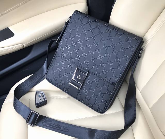 批 Gucci 原单 型号 33061-2高端翻盖邮差包 尺寸 25X27X6Cm 颜色 黑色 高端品质 材质 进口磨砂皮压G潮男必备斜挎包!!特订五金。 批 Gucci 原单 型号 33061-2高端翻盖邮差包 尺寸 25X27X6Cm 颜色 黑色 高端品质 材质 进口磨砂皮压G潮男必备斜挎包!!特订五金。
