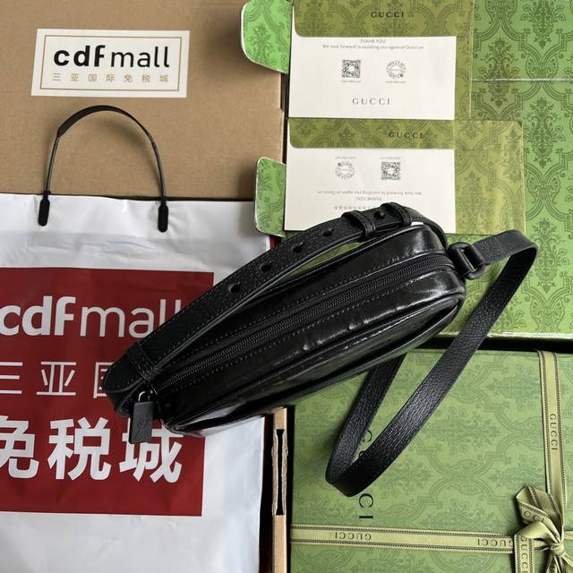 配全套原厂绿盒包装 Gg水晶帆布迷你肩背包。Gg水晶帆布蕴含丰富的运动型格和当代质感，得以备受青睐。典藏标识焕然巧妙融入闪亮耐用的面料，为 秋冬系列男士经典单品