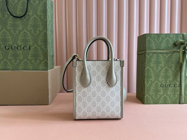 原厂皮 实物拍摄 Gg Retro Mini Tote 吹爆这只迷你小托特， 很庆幸能够全网第一个拿到这个包， 完全就是我的菜，最近的心动款 之前做过剧透了，因