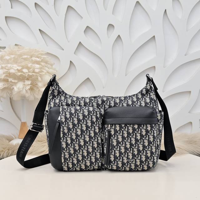 Dior-迪奥专柜最新款水饺包 斜挎包官网同步 本季新品 采用米色和黑色Oblique 印花面料等材质精心制作 搭配同色调粒面牛皮革细节提升格调 设有拉链隔层和