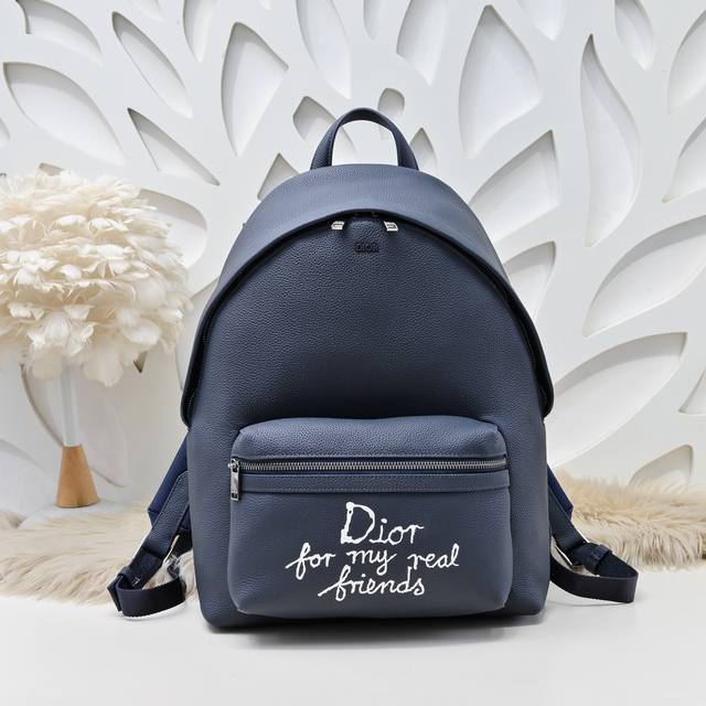 Dior-迪奥专柜最新款双肩背包官网同步 本季新品 采用海军蓝色粒面牛皮革等材质精心制作 正面拉链口袋饰以来自Dior And Hylton Nel 联名系列的