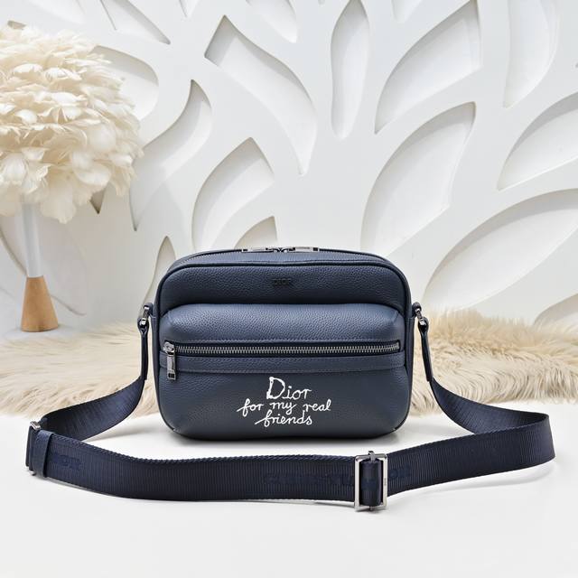 Dior-迪奥专柜最新款信使包 斜挎包官网同步 本季新品 采用海军蓝色粒面牛皮革等材质精心制作 正面拉链口袋饰以来自Dior And Hylton Nel 联名 Dior-迪奥专柜最新款信使包 斜挎包官网同步 本季新品 采用海军蓝色粒面牛皮革等材质精心制作 正面拉链口袋饰以来自Dior And Hylton Nel 联名