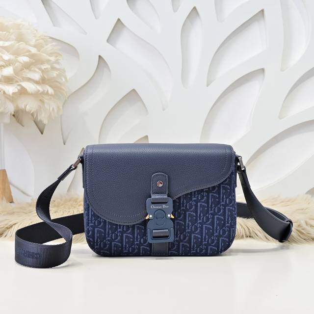 Dior-迪奥专柜最新款信使包 斜挎包官网同步 深灰色配布款 采用海军蓝色Oblique 印花面料配粒面小牛皮精心制作 饰以对比鲜明的缉面线 搭配彰显马鞍风格审