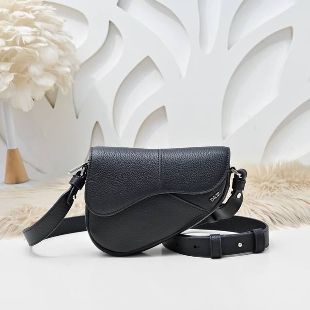 Dior-迪奥专柜最新款迷你马鞍包 单肩包官网同步 这款是本季新品 采用粒面小牛皮精心制作 手感超赞 正面马鞍翻盖贴袋 马鞍造型设计提升格调 可收纳各种日常用品 Dior-迪奥专柜最新款迷你马鞍包 单肩包官网同步 这款是本季新品 采用粒面小牛皮精心制作 手感超赞 正面马鞍翻盖贴袋 马鞍造型设计提升格调 可收纳各种日常用品