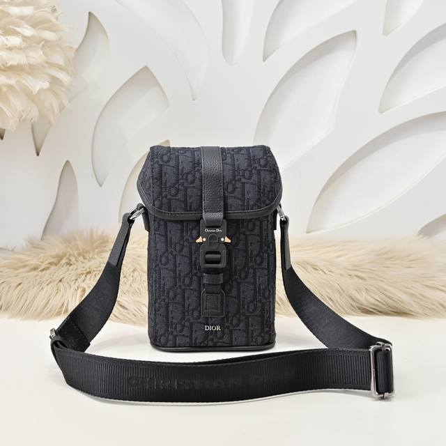 Dior-迪奥专柜最新款竖款信使包 单肩包官网同步 采用米色和黑色 Oblique 印花面料等材质精心制作 饰以黑色粒面牛皮革细节提升格调 设有主隔层和一个插袋 Dior-迪奥专柜最新款竖款信使包 单肩包官网同步 采用米色和黑色 Oblique 印花面料等材质精心制作 饰以黑色粒面牛皮革细节提升格调 设有主隔层和一个插袋