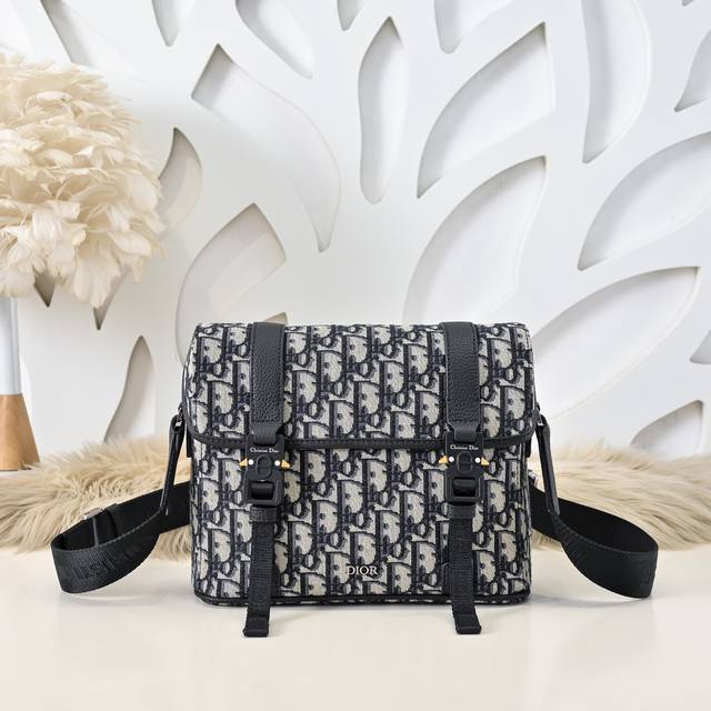 Dior-迪奥专柜最新款信使包 单肩包官网同步 采用压花工艺将经典图案精致呈现于黑色牛皮革之上 Dior Gravity 印花效果皮革 搭配两条Christia