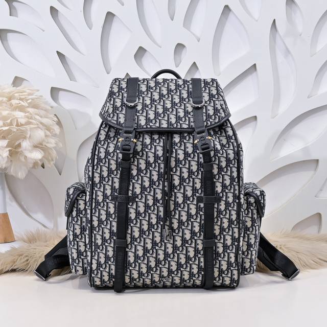 Dior-迪奥专柜最新款双肩背包官网同步 这款Dior Hit The Road 翻盖双肩背包将现代风格与Dior的高订精神融为一体 采用杏色Oblique 印