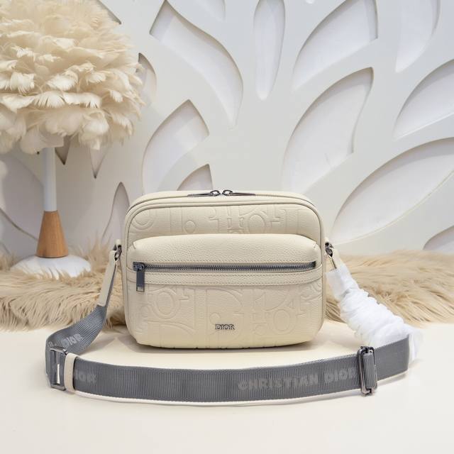 Dior-迪奥专柜最新款信使包 单肩包官网同步 秋冬新品 采用压花工艺将经典图案精致呈现于黑色粒面牛皮革之上 Dior Gravity 印花效果皮革 正面饰以D