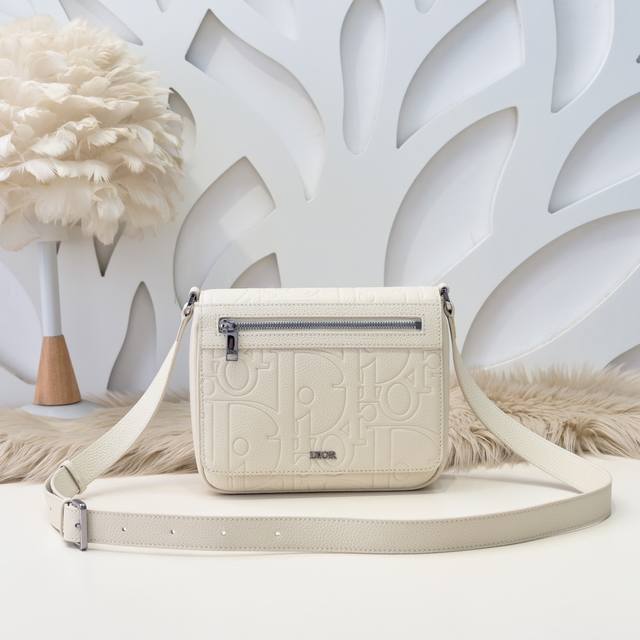 Dior-迪奥专柜最新款斜挎包官网同步 秋冬新品 采用压花工艺将经典图案精致呈现于黑色粒面牛皮革之上 Dior Gravity 印花效果皮革 正面饰以Dior标