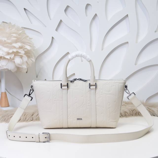 Dior-迪奥专柜最新款手提包官网同步 秋冬新品 采用压花工艺将经典图案精致呈现于黑色粒面牛皮革之上 Dior Gravity 印花效果皮革 正面饰以Dior标