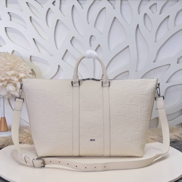 Dior-迪奥专柜最新款手提包官网同步 秋冬新品 采用压花工艺将经典图案精致呈现于黑色粒面牛皮革之上 Dior Gravity 印花效果皮革 正面饰以Dior标