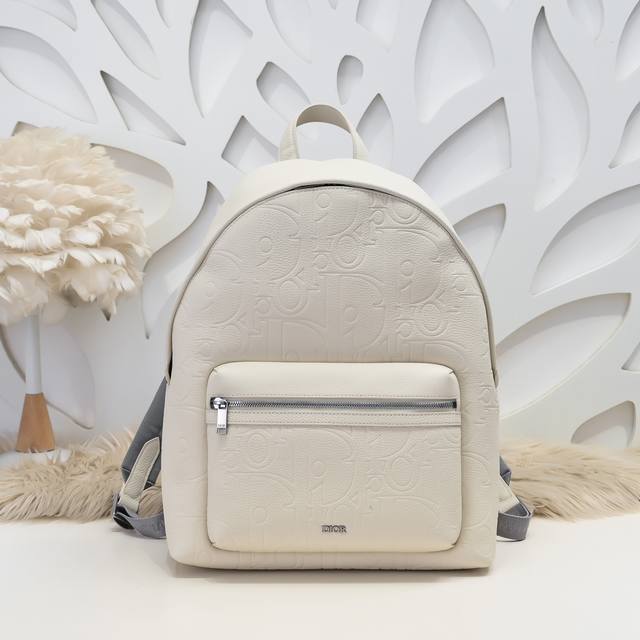 Dior-迪奥专柜最新款双肩背包官网同步 秋冬新品 采用压花工艺将经典图案精致呈现于黑色牛皮革之上 Dior Gravity 印花效果皮革 正面饰以Dior标志