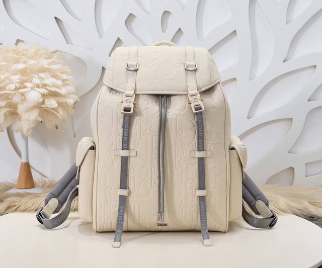 Dior-迪奥专柜最新款双肩背包官网同步 秋冬新品 采用压花工艺将经典图案精致呈现于黑色牛皮革之上 Dior Gravity 印花效果皮革 正面饰以Dior标志