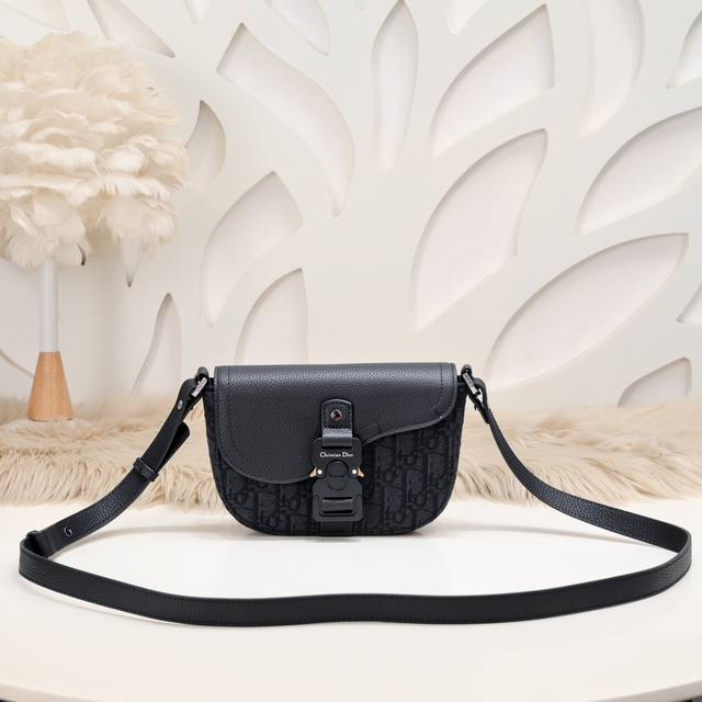 Dior-迪奥专柜最新款信使包 马鞍手拿包官网同步 D906 黑布配皮款 采用米色和黑色Oblique 印花 搭配黑色粒面小牛皮制作 搭配彰显马鞍风格审美的翻盖
