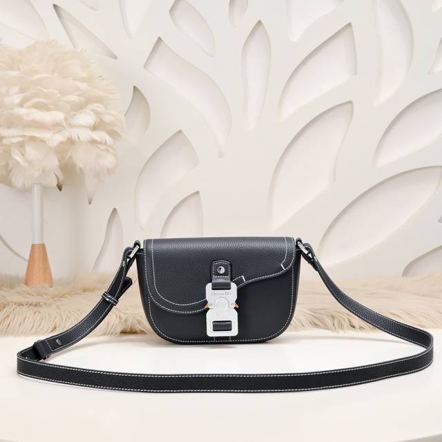 Dior-迪奥专柜最新款信使包 马鞍手拿包官网同步 D906 全皮款 采用黑色粒面小牛皮精心制作 饰以对比鲜明的缉面线 搭配彰显马鞍风格审美的翻盖 点缀以铝扣提