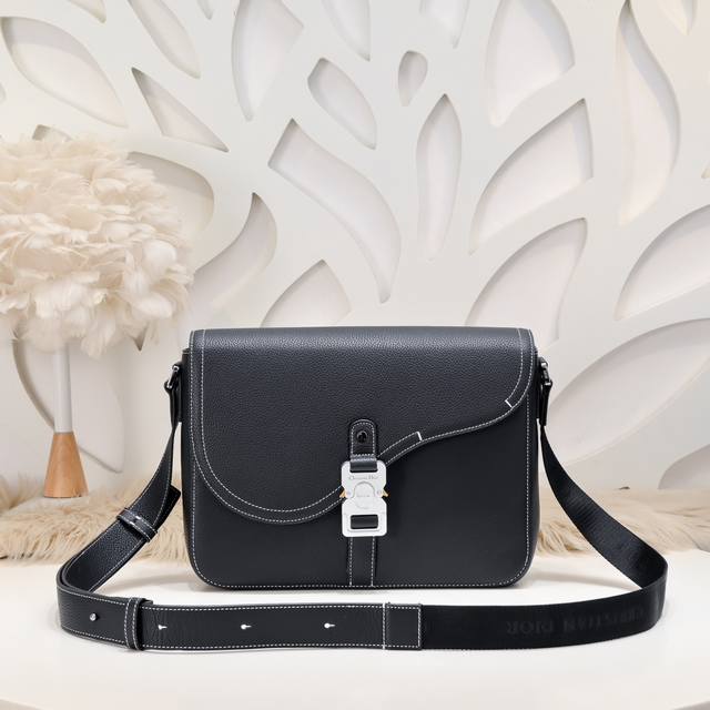 Dior-迪奥专柜最新款马鞍信使包 斜挎包官网同步 D907 全皮款 采用黑色粒面小牛皮精心制作 饰以对比鲜明的缉面线 搭配彰显马鞍风格审美的翻盖 点缀以铝扣提 Dior-迪奥专柜最新款马鞍信使包 斜挎包官网同步 D907 全皮款 采用黑色粒面小牛皮精心制作 饰以对比鲜明的缉面线 搭配彰显马鞍风格审美的翻盖 点缀以铝扣提