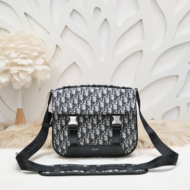 Dior-迪奥专柜最新款信使包 斜挎包官网同步 蓝布配皮款 D801 采用标志性的米色和黑色 Oblique 印花提花面料精心制作 侧面点缀以多个标志和Logo