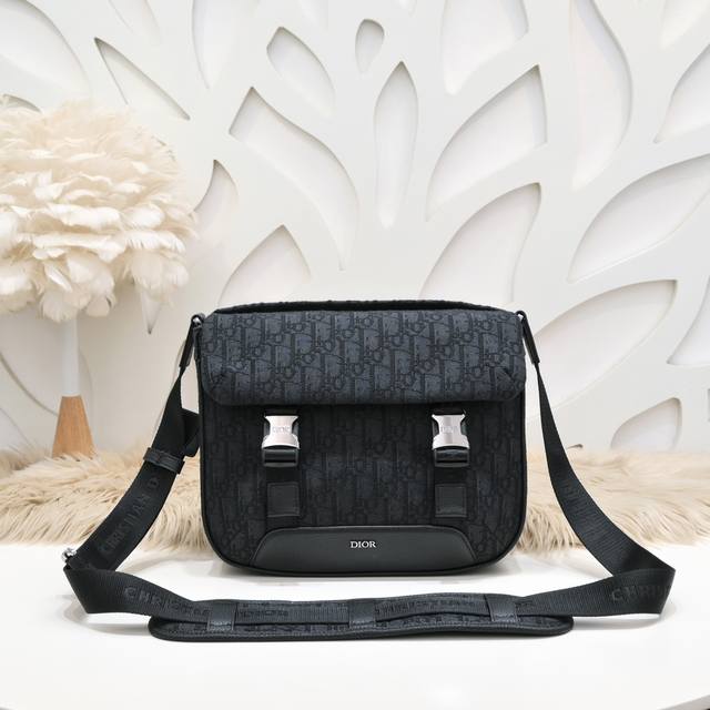 Dior-迪奥专柜最新款信使包 斜挎包官网同步 黑布配皮款 D801 采用标志性的米色和黑色 Oblique 印花提花面料精心制作 侧面点缀以多个标志和Logo