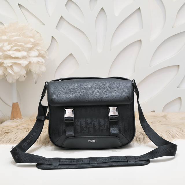 Dior-迪奥专柜最新款信使包 斜挎包官网同步 布配皮款 D801 采用黑色科技面料精心制作 饰以Oblique Mirahe 印花 侧面点缀以多个标志和Log