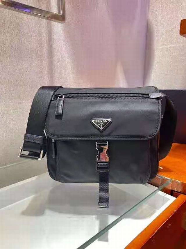 爆款1Bd994，原单货采用进口尼龙材质和Saffiano皮革滚边，可调式织物肩带，不锈钢配件，三角形珐琅徽标铭牌，拉链和搭扣开合，两个外袋，其中一个翻盖拉链袋