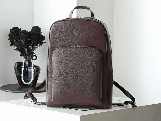 新款背包2Vz102原单货 采用进口Saffiano皮革材质，金属五金配件，两条背带可调节的皮革带双向拉链，前幅有口袋设计，这款背包简约时尚。能够满足上班通勤或