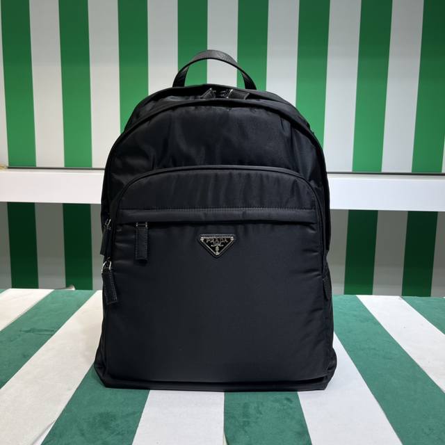 Pradα王炸双肩包来袭 不得不说背包始终是包包世界不可或缺的 降落伞布 低调又几何设计搭配Logo 精准把握时尚潮流 设计师小心思满满 Haha 颜值与实用性