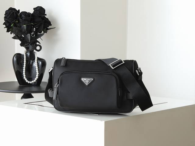 新款邮差包2Vh192小号 这款单肩包的运动功能性由简约线条和实用现代细节定义。包身采用创新性的Re-Nylon再生尼龙材质打造，搭配Saffiano牛皮革细节