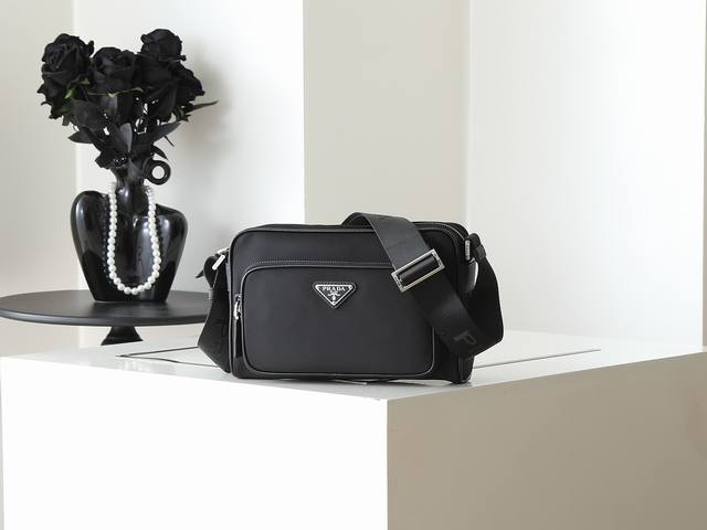 新品2Vh190 单肩包 这款单肩包采用进口Saffiano皮革与进囗尼龙面料，巧妙融合，彰显两种经典材质的魅力，为这款单肩包赋予个性风采。精致小巧，以运动风细