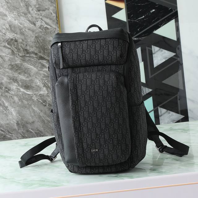 正品开模 市场最高版本 这款 Rider Soft 拉链双肩是二零二五秋季系列新品，兼具时尚设计与实用功能。采用黑色 Oblique 印花面料等材质精心制作，饰