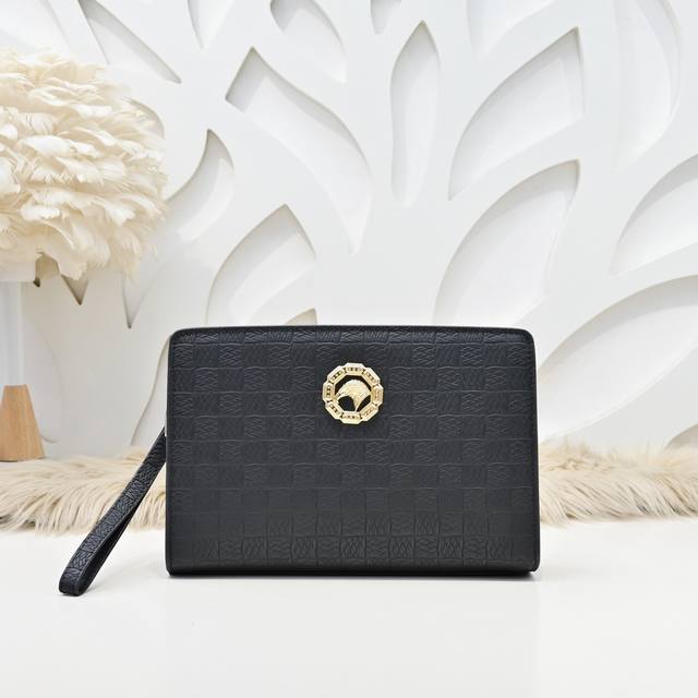 Stefano Ricci-史蒂芬 专柜最新款男士手拿包采用进口小牛皮制作 皮质柔软 纹路清晰可见 手感超赞 高贵五金 时尚鹰头金标 质量看得见 高档大气上档次