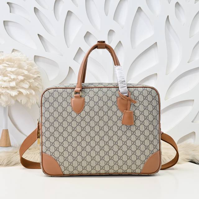 Gucci-古奇最新款公文包 手提包采用进口小牛皮 皮质柔软 手感超赞 做工精致 高贵五金 细节完美 时尚休闲百搭 质量与质感都能衬托出你独特的品味尺寸：40.