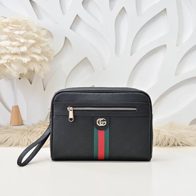 Gucci-古奇最新款男士手包采用进口小牛皮 皮质柔软 手感超赞 做工精致 高贵五金 细节完美 时尚休闲百搭 质量与质感都能衬托出你独特的品味尺寸:28.18. Gucci-古奇最新款男士手包采用进口小牛皮 皮质柔软 手感超赞 做工精致 高贵五金 细节完美 时尚休闲百搭 质量与质感都能衬托出你独特的品味尺寸:28.18.